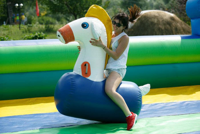 Стрибки надувні