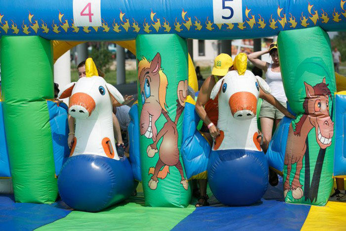 Стрибки надувні