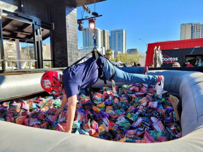 Велетенська кран машина