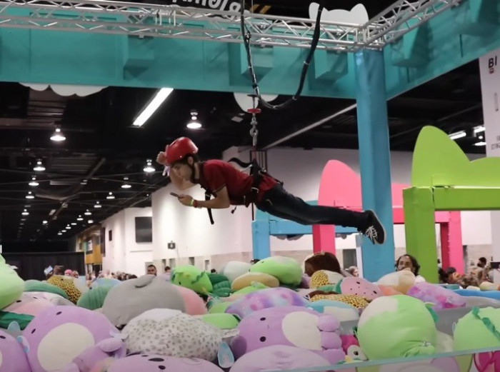 Велетенська кран машина