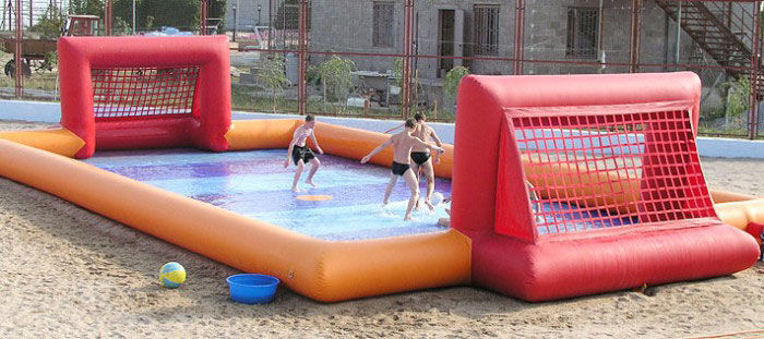 Слизький футбол