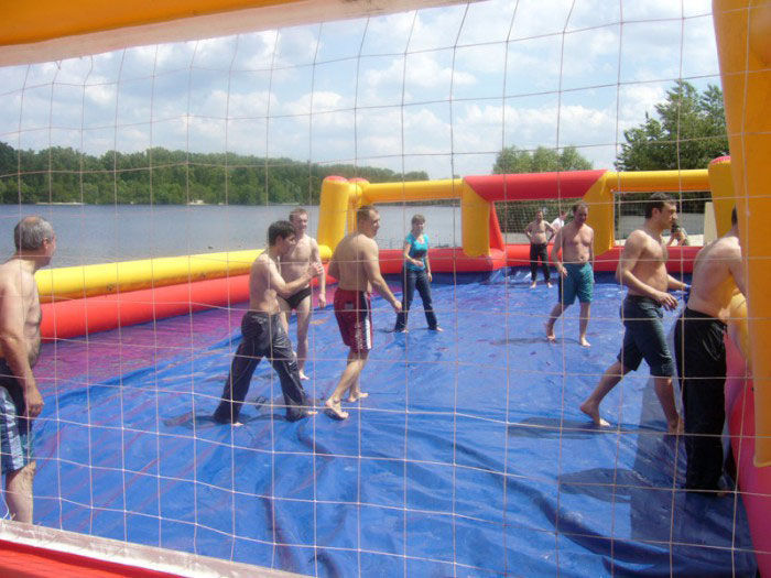 Слизький футбол