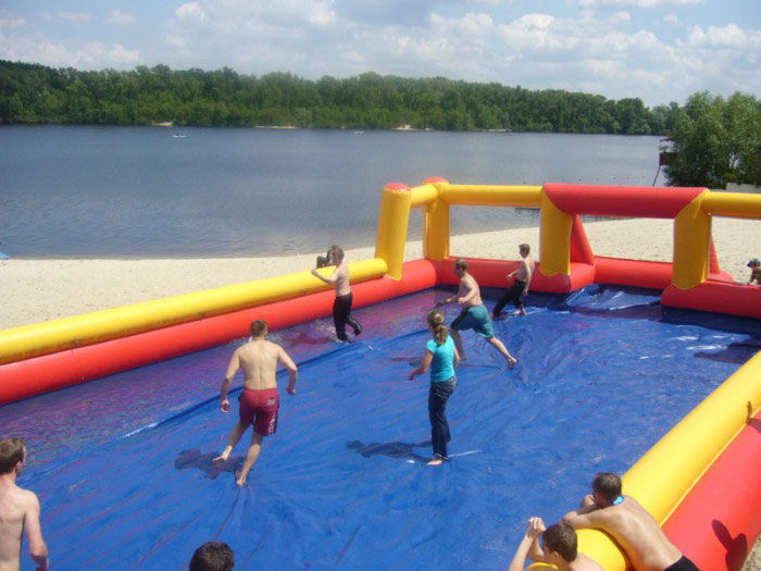 Слизький футбол