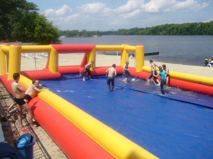 Слизький футбол